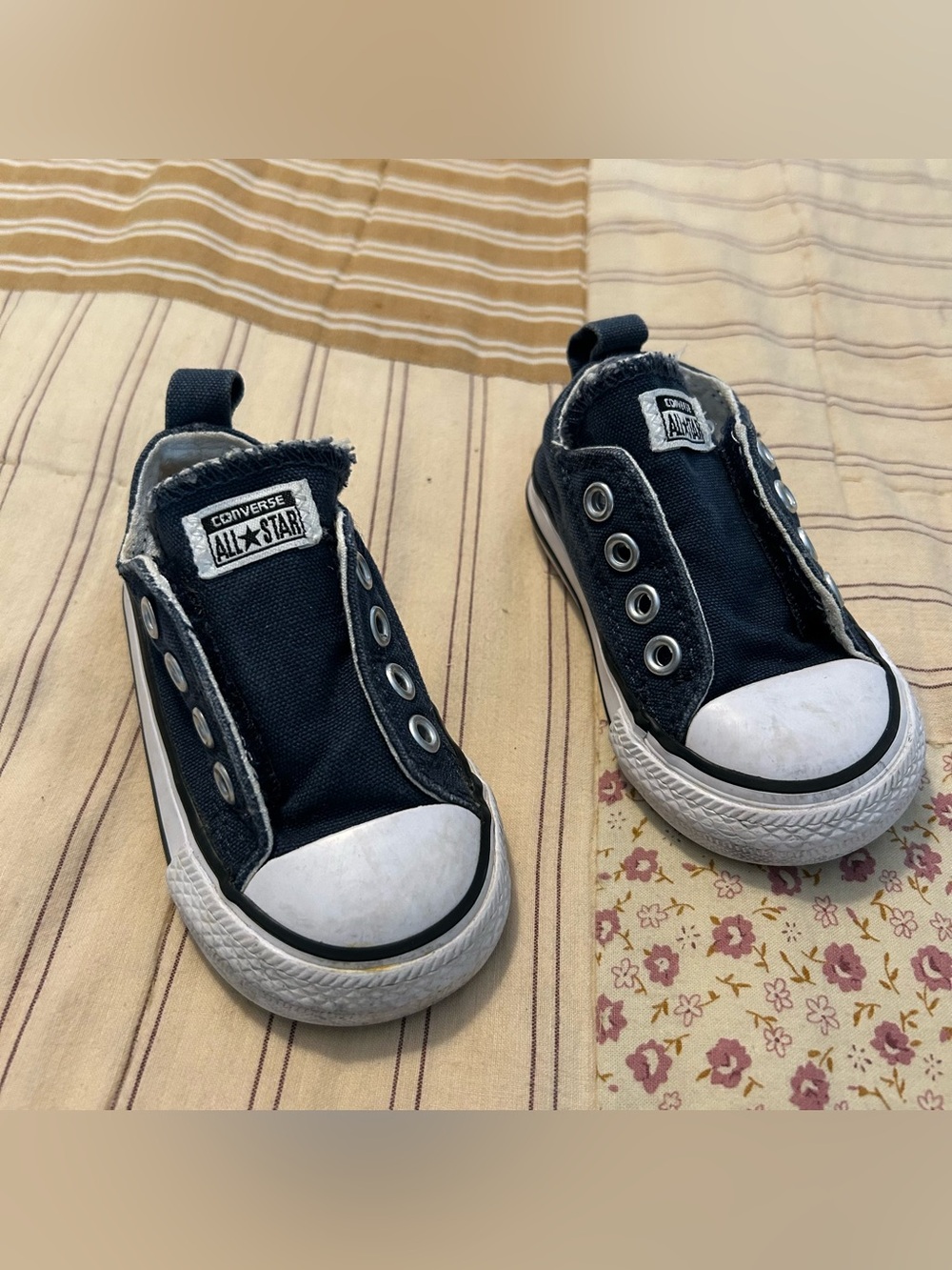 Infant navy converse slip on size 4c